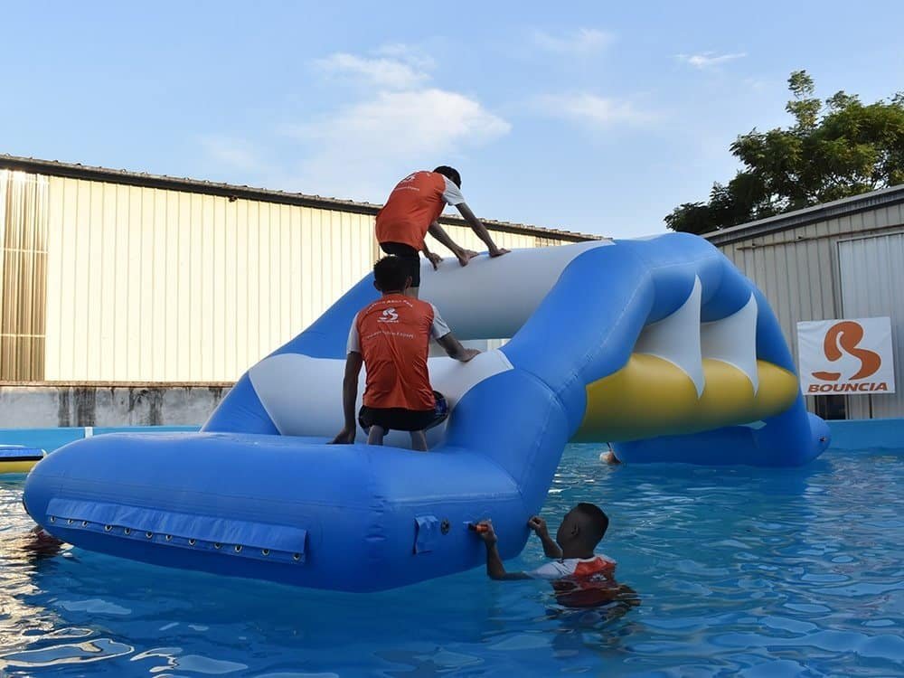 Obstacles aquatiques gonflables pour parcs aquatiques commerciaux — Archway 01