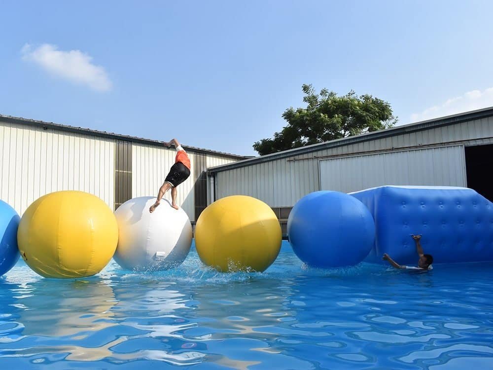 Parcours d’obstacles aquatique pour enfants et adultes à vendre – Balls Rush 01